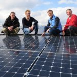 Abnahme der PV-Anlage am 6.4.2016. (v. l. n. r.: Stefan Hauser (Hauser Solartechnik GmbH), Andreas Leonhard (Geschäftsführer der Betreiber GbR), Christian Pletl (GbR-Gesellschafter), Dr. Andreas Horn (Energiewendeplaner GmbH).